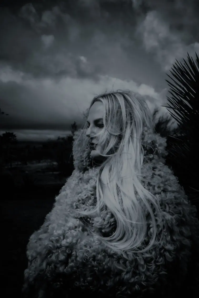 imresizer robbyn carter white black ground imresizer robbyn carter white black ground