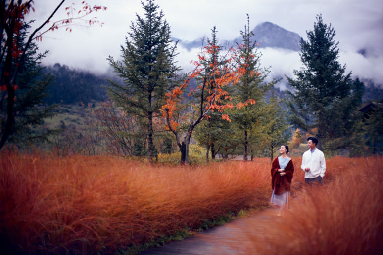 Lifestyle couple walking Lifestyle couple walking