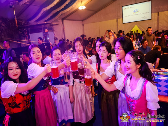 上海扬子江丽笙精选酒店 25届德国啤酒节 盛大开幕 3 一众举杯共同享受巴伐利亚传统啤酒节欢乐氛围