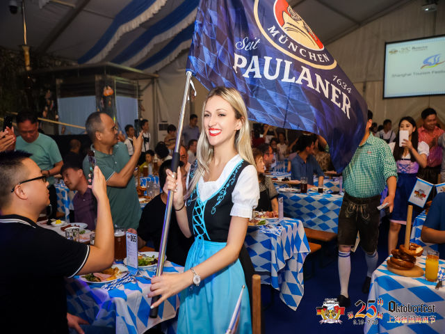 上海扬子江丽笙精选酒店 25届德国啤酒节 盛大开幕 5 啤酒节公主带动众人载歌载舞