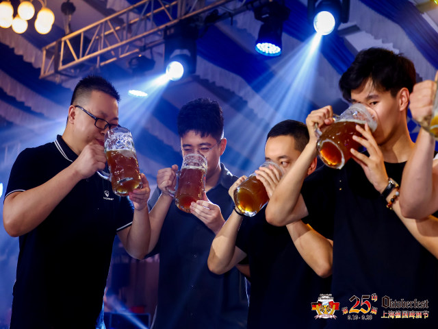 上海扬子江丽笙精选酒店 25届德国啤酒节 盛大开幕 7 现场的喝啤酒大比拼游戏