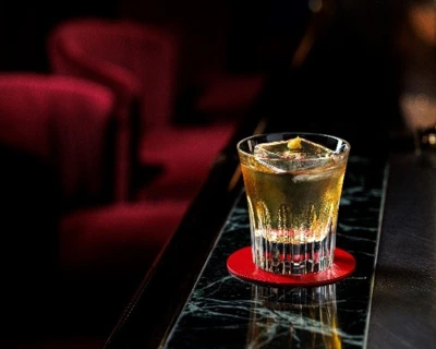 Two Bishop 盛放於Baccarat Etna Tumbler威士忌杯 Two Bishop 盛放於Baccarat Etna Tumbler威士忌杯
