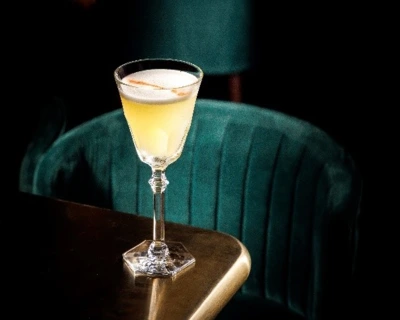White Lady盛放於Baccarat Harcourt Eve哈酷系列伊芙酒杯 White Lady盛放於Baccarat Harcourt Eve哈酷系列伊芙酒杯