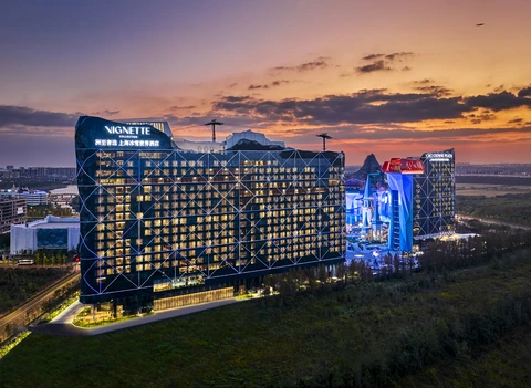 Hotel Exterior Night View 酒店外观夜景 洲至奢选上海冰雪世界酒店 一个令人惊叹的滑雪主题酒店