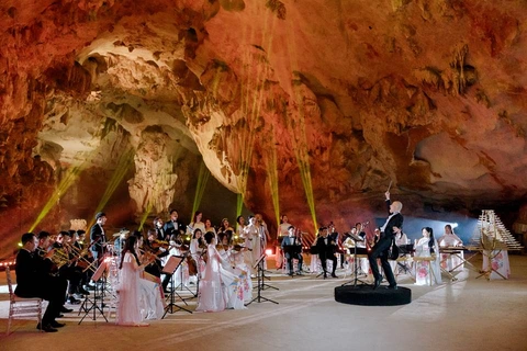Suc Song Moi Orchestra in Dragon Pearl Cave Suc Song Moi Orchestra in Dragon Pearl Cave