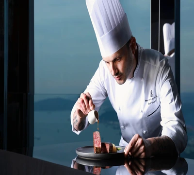 Chef de Cuisine 大堂酒廊主廚 Raul Tronco Chef de Cuisine 大堂酒廊主廚 Raul Tronco