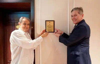 Sofitel Legend Metropole Hanoi Commemorates Unique Legacy With Mexico 2 Ambassador of Mexico to Vietnam Alejandro Negrin and Sofitel Legend Metropole Hanoi General Manager George Koumendakos unveil the plaque outside Room 215