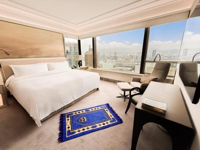 Island-Shangri-La-Rooms-Suites-with-Muslim-friendly-Amenities