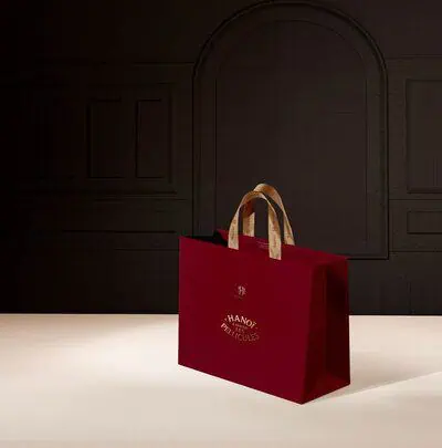 Sofitel Legend Metropole Hanoi Unveils Exclusive Mooncakes for Mid-Autumn Festival 3 A variety of flavours: Red Bean & Pistachios; Lotus Seeds & Macadamia Nuts; Green Bean & Date; Traditional Mix; Green Bean, Apricot & Salted Egg; and Black Sesame & Sunflower Seeds.