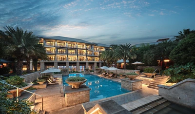 昆明华邑酒店 度假和家庭亲子的理想选择 13 户外泳池夜景