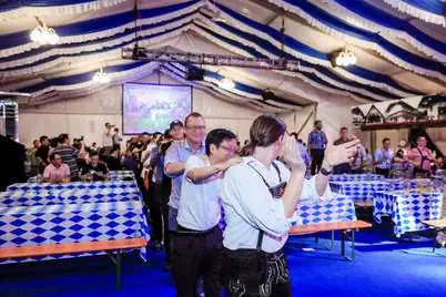 德国啤酒节 再度上海扬子江丽笙精选酒店 盛大回归 2 往届上海德国啤酒节现场工作人员与宾客欢乐互动