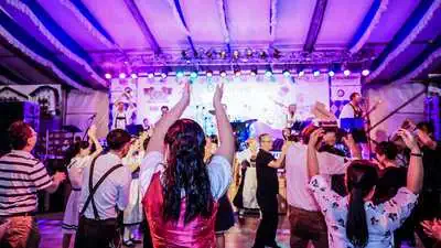 德国啤酒节 再度上海扬子江丽笙精选酒店 盛大回归 4 往届上海德国啤酒节现场乐队与宾客载歌载舞