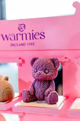 长沙建鸿达JW万豪 英国毛绒玩具Warmies 联名下午茶 2 Warmies 毛绒玩具加热后能散发薰衣草的舒缓香气,治愈人心。