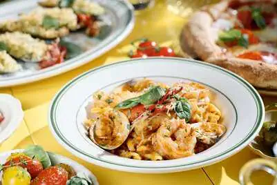 "La Tavola Italiana” Buffet by W Hong Kong and Crepe Master Paolo Brings a Taste of Italy to Life 1 w hong kong La Tavola Italiana 廚師即場為賓客即席製作意粉,賓客可品嚐多款經典意大利麵。