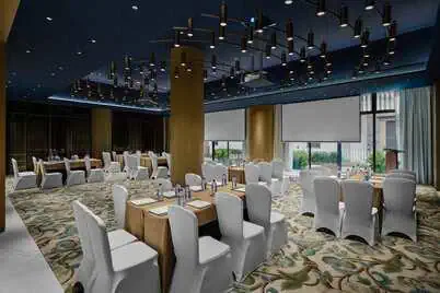 Review: Hotel Indigo Wuxi Qingming Bridge 9 Dagong Bridge, the largest function room, covers an area of 145 square meters and can be flexibly configured to accommodate 80 person cocktail parties, 80 person theater style conferences, or 64 person roundtable banquets