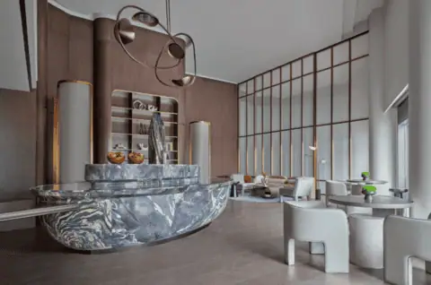 上海滴水湖洲际酒店为何是完美的湖畔度假胜地 13 洲际俱乐部由两层组成,中间由一个引人注目的螺旋楼梯连接。