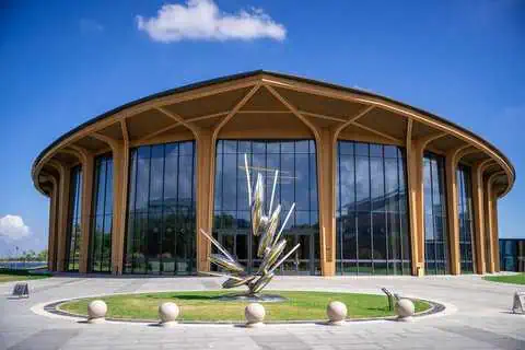 上海滴水湖洲际酒店为何是完美的湖畔度假胜地 23 滴水湖会议中心所有设施均配备多媒体设备,并提供全面的会议服务。