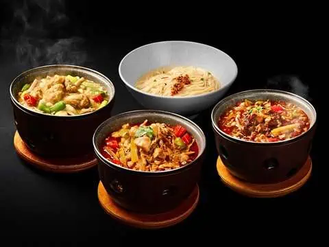 HUALUXE Shanghai Changfeng Park Hotel Review: What to Expect 14 Noodle Bar Chef produces handmade noodles on-site, along with rice noodles, dumplings, wontons and other appetising
snacks.