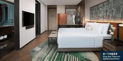 Review: Hotel Indigo Suzhou Yangcheng Lake | Lakeside Chic Stay 9 King Bed Premium Room Garden View