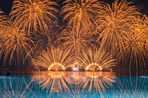 上海滴水湖洲际酒店为何是完美的湖畔度假胜地 5 “临港时刻·时光之戒”光影烟花秀