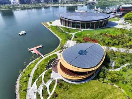 上海滴水湖洲际酒店为何是完美的湖畔度假胜地 20 2 号南岛(前)是临港特区人士和企业的“CEO俱乐部”;滴水湖会议中心(后)是该地区举办会议和活动的主要中心。