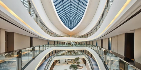 上海滴水湖洲际酒店为何是完美的湖畔度假胜地 4 酒店内部装潢极具现代感,其设计灵感源自海洋与陆地的交汇处。