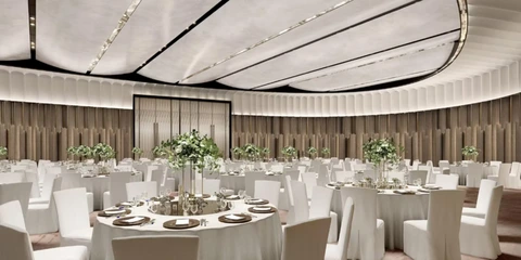 上海滴水湖洲际酒店为何是完美的湖畔度假胜地 18 大宴会厅拥有1050平方米的活动空间,并设有宽敞的门厅和直通室外花园的入口。