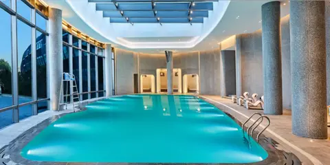 上海滴水湖洲际酒店为何是完美的湖畔度假胜地 26 室内恒温泳池同样深受客人欢迎