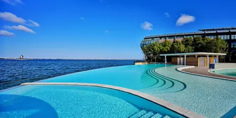 上海滴水湖洲际酒店为何是完美的湖畔度假胜地 25 户外游泳池是热门的拍照打卡地