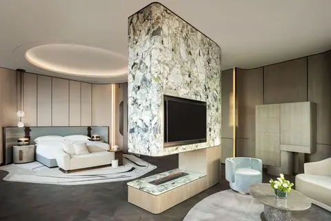 上海滴水湖洲际酒店为何是完美的湖畔度假胜地 9 套房_卧室和客厅