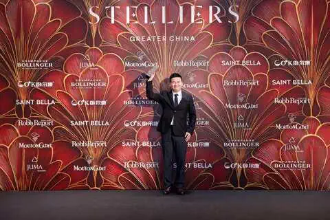 Stelliers Greater China 2025 Hoteliers of the Year Announced 8 Winfynn Xiao, Senior Director of Human Resources at Atlantis Sanya, celebrates the Human Resources Hotelier of the Year award, with event sponsors and partners in the backdrop.