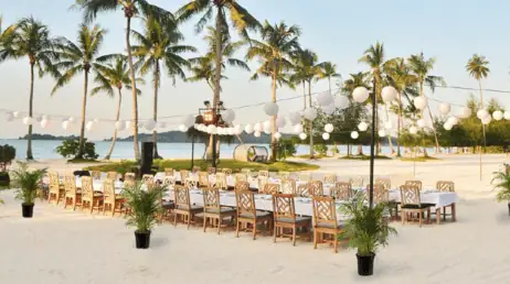 The Sanchaya Review: Luxury Beachfront Escape 15 Outdoor space. The Library, The
Bar, The Decanter and lush gardens complement Dahlia as
breakout, coffee break or cocktail venues.