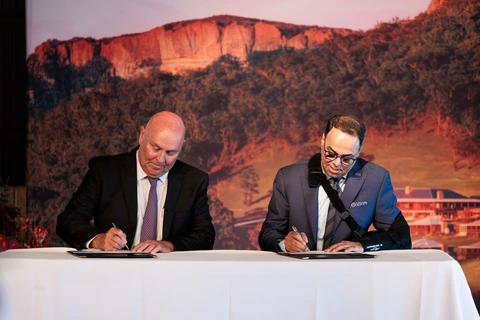 World’s First Ritz-Carlton Lodge to Open in Australia’s Blue Mountains in 2026 2 Barry Brown, Emirates DVP Australia and Rajeev Menon, President Marriott International Asia Pacific signing (3)