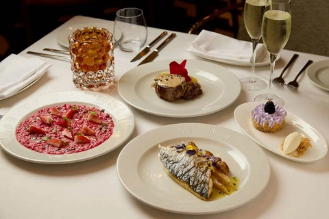 ‘Carnaroli Risotto Rucola, Fragole e Balsamico’ underpinned by seven-year-aged Carnaroli risotto, Modena aged balsamic vinegar, daisy flowers and strawberries is among the main course options at Lucciola this Valentine’s Day.