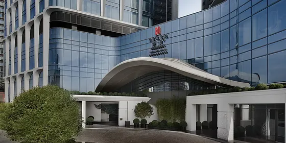 Inside HUALUXE Hotel Shenzhen Bao’an: A Calm, Culture-Led City Retreat 2 Hotel Entrance 酒店人口