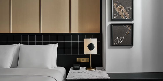 Inside HUALUXE Hotel Shenzhen Bao’an: A Calm, Culture-Led City Retreat 6 A USB-C port made it easy to charge my iPhone. 充电源设置非常方便