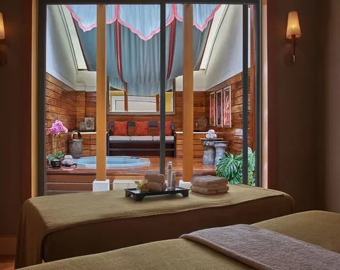 Spa-Treatment-Room-with-Outdoor-Jacuzzi
