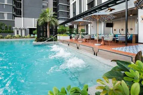 Infinity pool with children’s pool, open daily 7:00 AM–9:00 PM