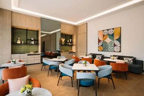 Tiffin Room Executive Lounge is open 24 hours exclusively for guests with lounge access.