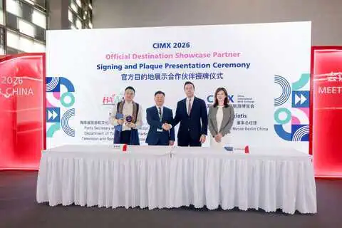 ITB China executives Lydia Li (far right) and David Axiotis (second from right) with officials from Hainan Province during ITB China 2026 in Shanghai