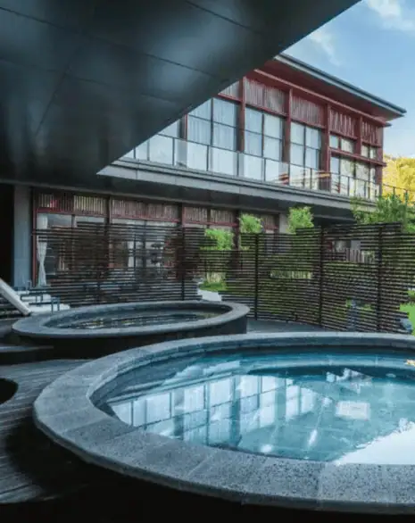 Hotel Indigo Nanjing Garden Expo Review: A Design-Led Quarry Retreat Inside China’s Most Unusual Resort Landscape 21 Outdoor Hot Spring Pools at Hotel Indigo Nanjing Garden Expo