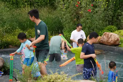 voco Nanjing Garden Expo by IHG Review: A Stylish Jiangnan Resort Escape 22 Although there is no swimming pool, the hotel’s outdoor soaking tubs still provide a fun water experience for children