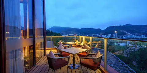 Hotel Indigo Nanjing Garden Expo Review: A Design-Led Quarry Retreat Inside China’s Most Unusual Resort Landscape 12 Terrace dining with quarry views at Hotel Indigo Nanjing Garden Expo