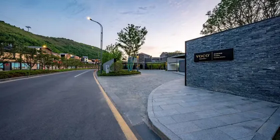 voco Nanjing Garden Expo by IHG Review: A Stylish Jiangnan Resort Escape 2 voco Nanjing Garden Expo entrance courtyard