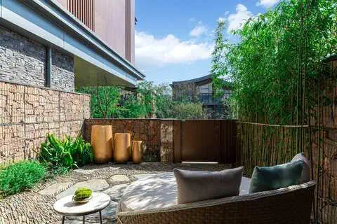 Hotel Indigo Nanjing Garden Expo Review: A Design-Led Quarry Retreat Inside China’s Most Unusual Resort Landscape 9 Premium Rooms with Private Courtyards