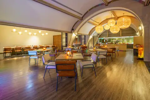 Hotel Indigo Nanjing Garden Expo Review: A Design-Led Quarry Retreat Inside China’s Most Unusual Resort Landscape 13 Evening dining atmosphere at MAI Restaurant