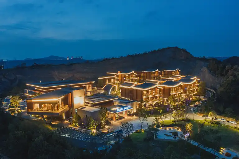 Hotel Indigo Nanjing Garden Expo Review: A Design-Led Quarry Retreat Inside China’s Most Unusual Resort Landscape 22 Surrounded by a quarry landscape, Hotel Indigo Nanjing Garden Expo blends into its natural setting.