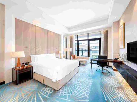 deluxe king bed