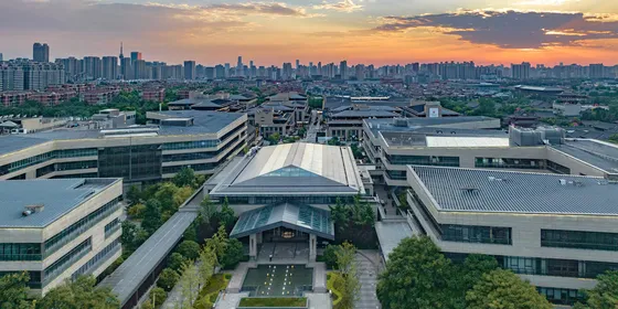 Set in Xi’an’s Qujiang District, Gran Meliá Xi’an enjoys a prime location near cultural landmarks, shopping destinations, and the city’s convention centre.