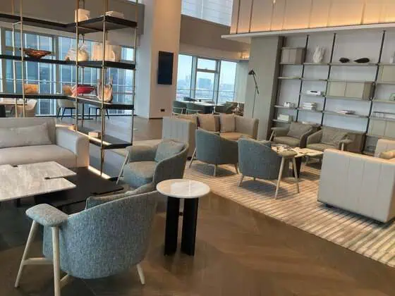 俯瞰上海滨水景观的上海伊敦康得思酒店行政酒廊